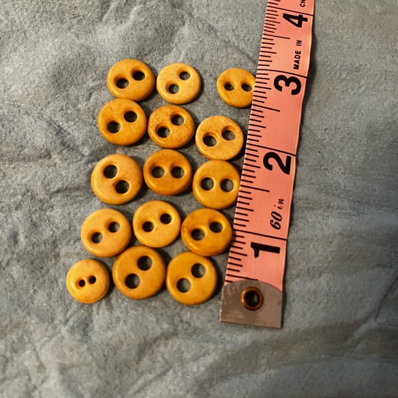 Scrimshaw hand carved buttons. - Picture 2 of 4